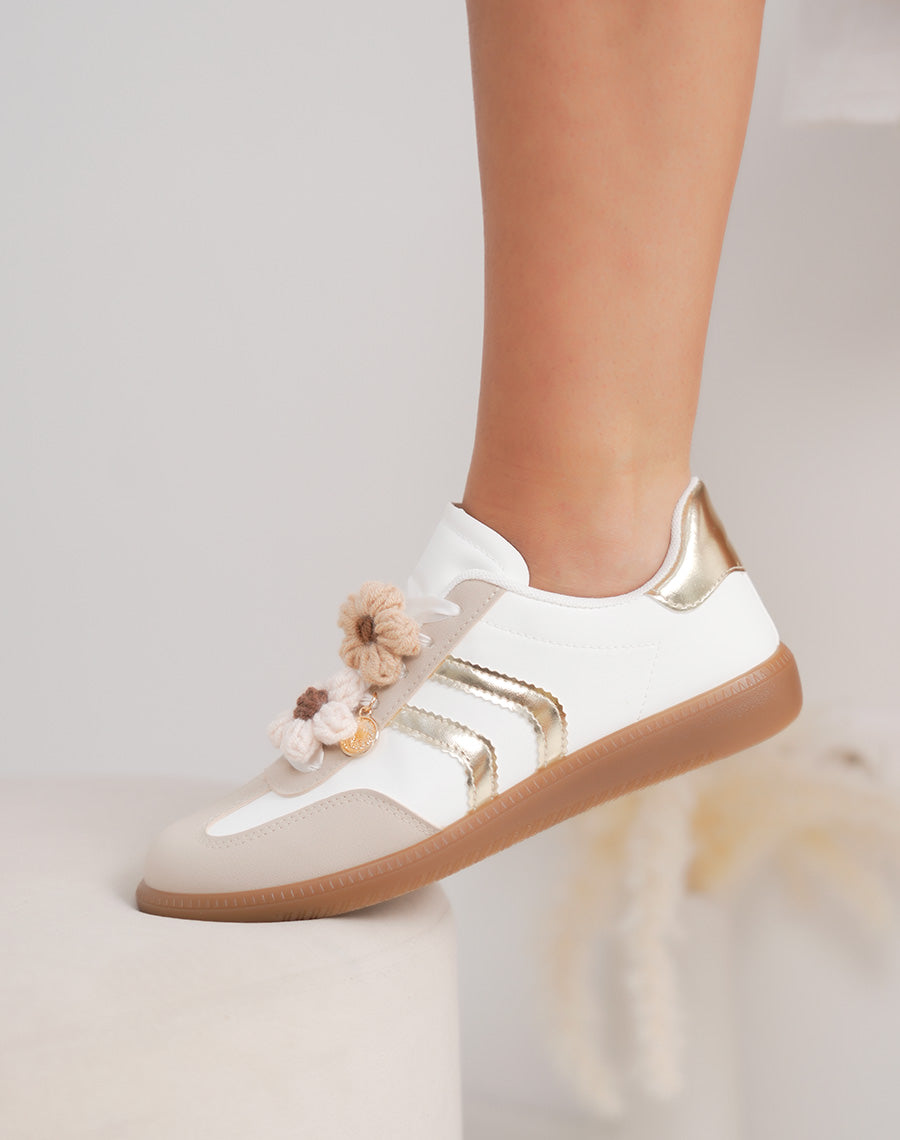 Basket femme beige à breloque fleur et détails dorés tendance