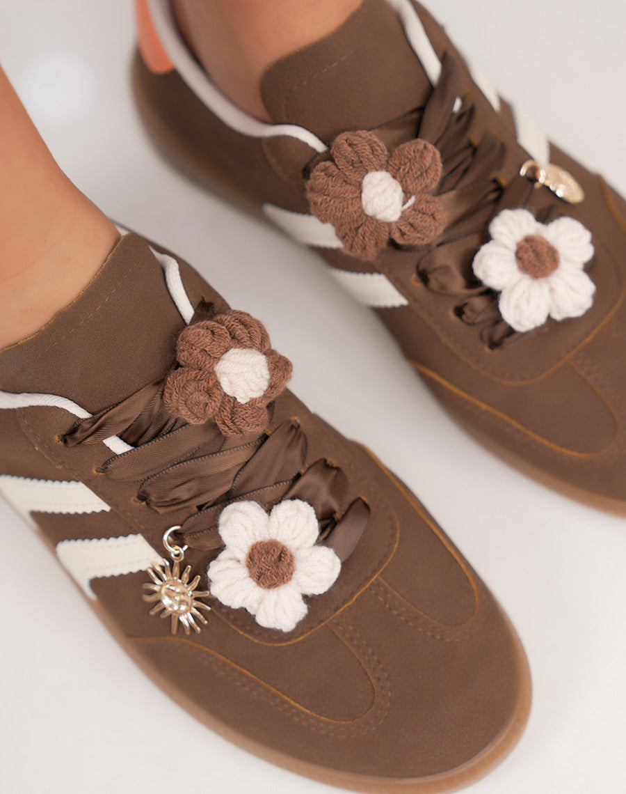 Basket femme marron à breloque fleur et détails beiges élégants