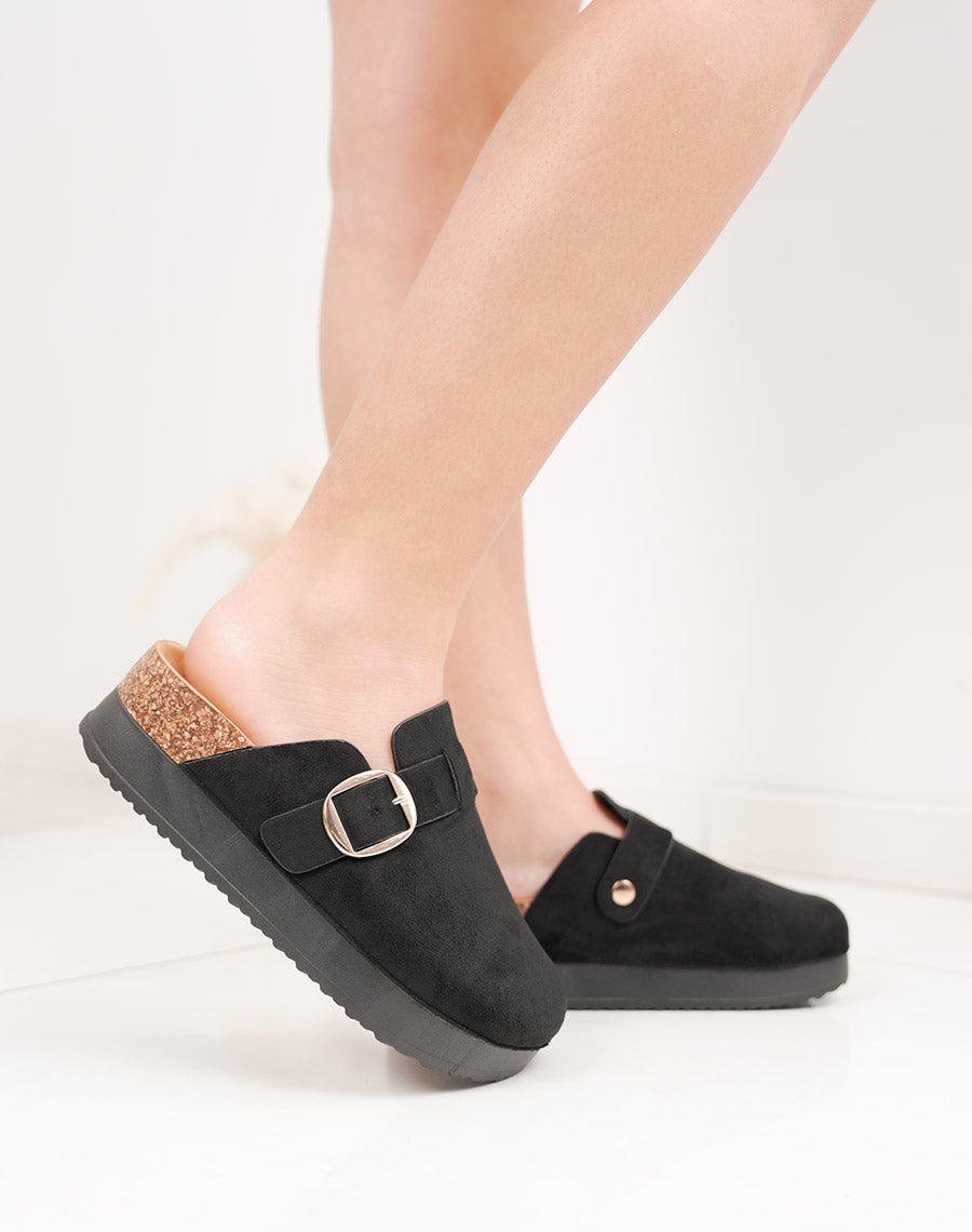 Mules fermées noires en suédine à plateforme avec boucle dorée