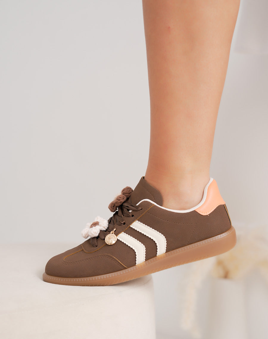 Basket femme marron à breloque fleur et détails beiges élégants