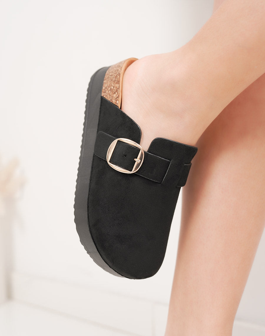 Mules fermées noires en suédine à plateforme avec boucle dorée
