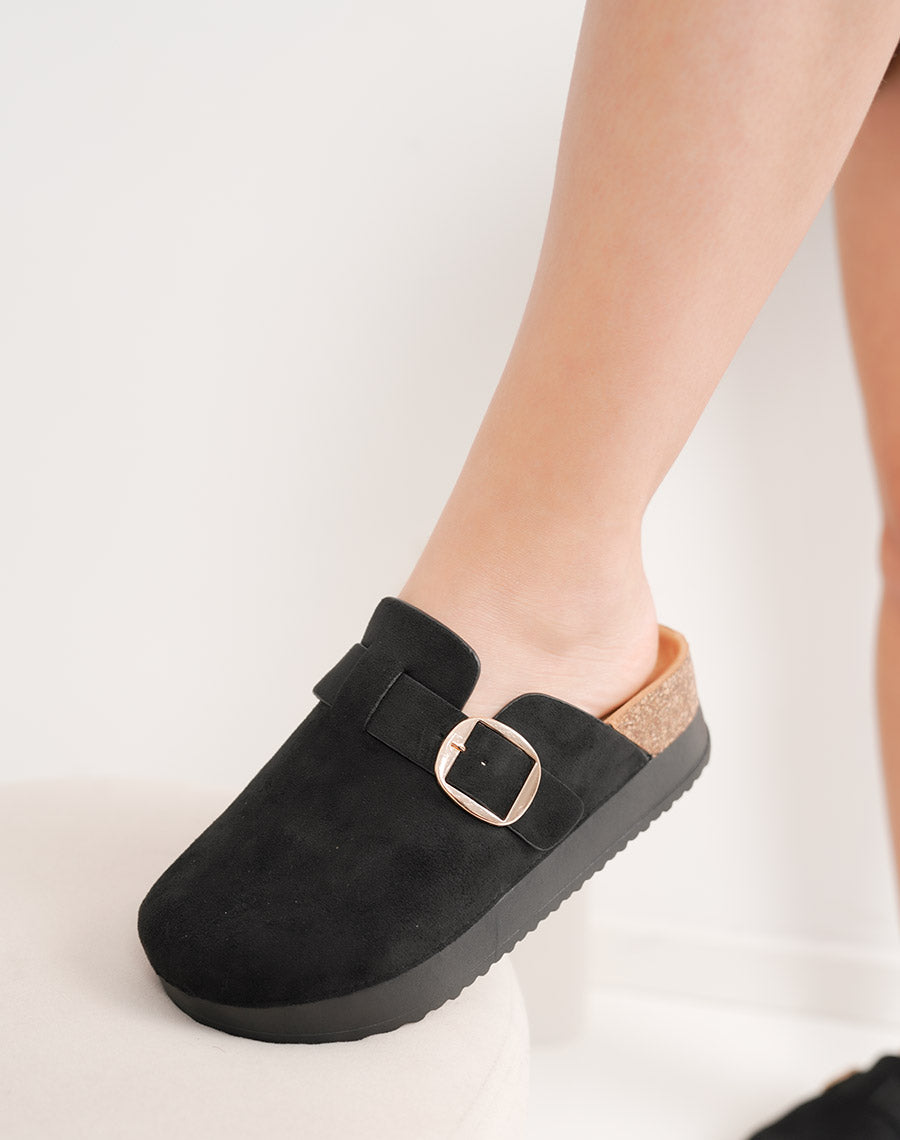 Mules fermées noires en suédine à plateforme avec boucle dorée