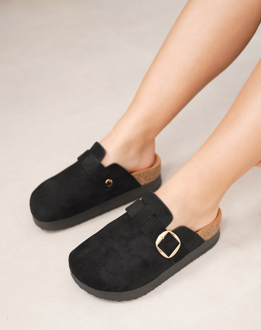 Mules fermées noires en suédine à plateforme avec boucle dorée