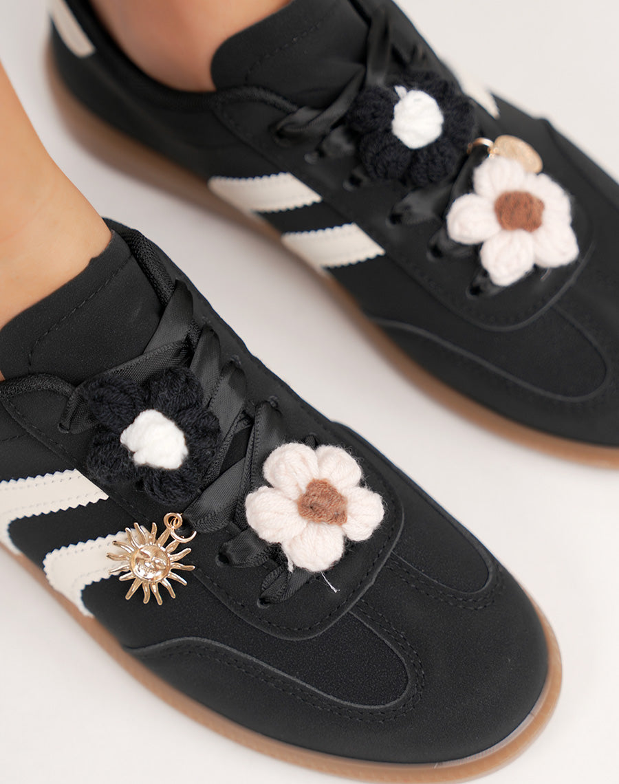 Basket femme noire à breloque fleur et détails blancs élégants
