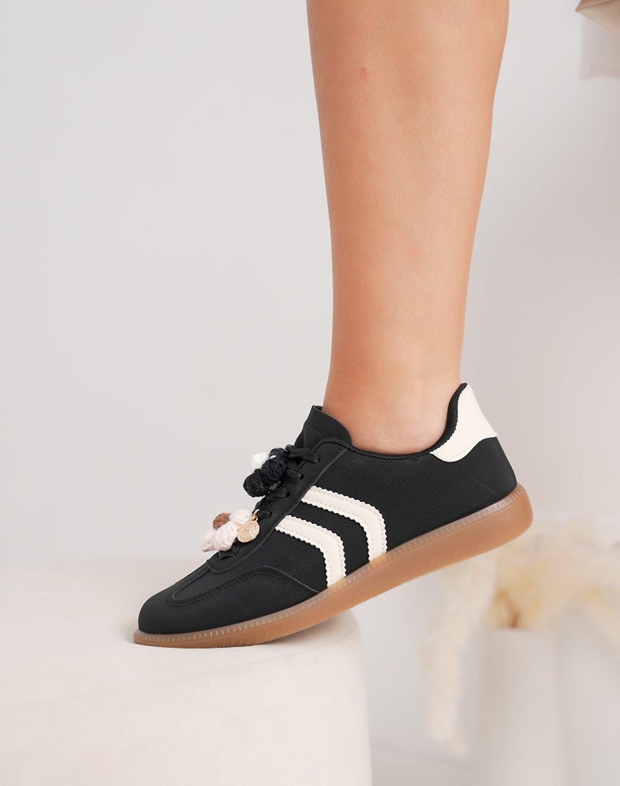Basket femme noire à breloque fleur et détails blancs élégants