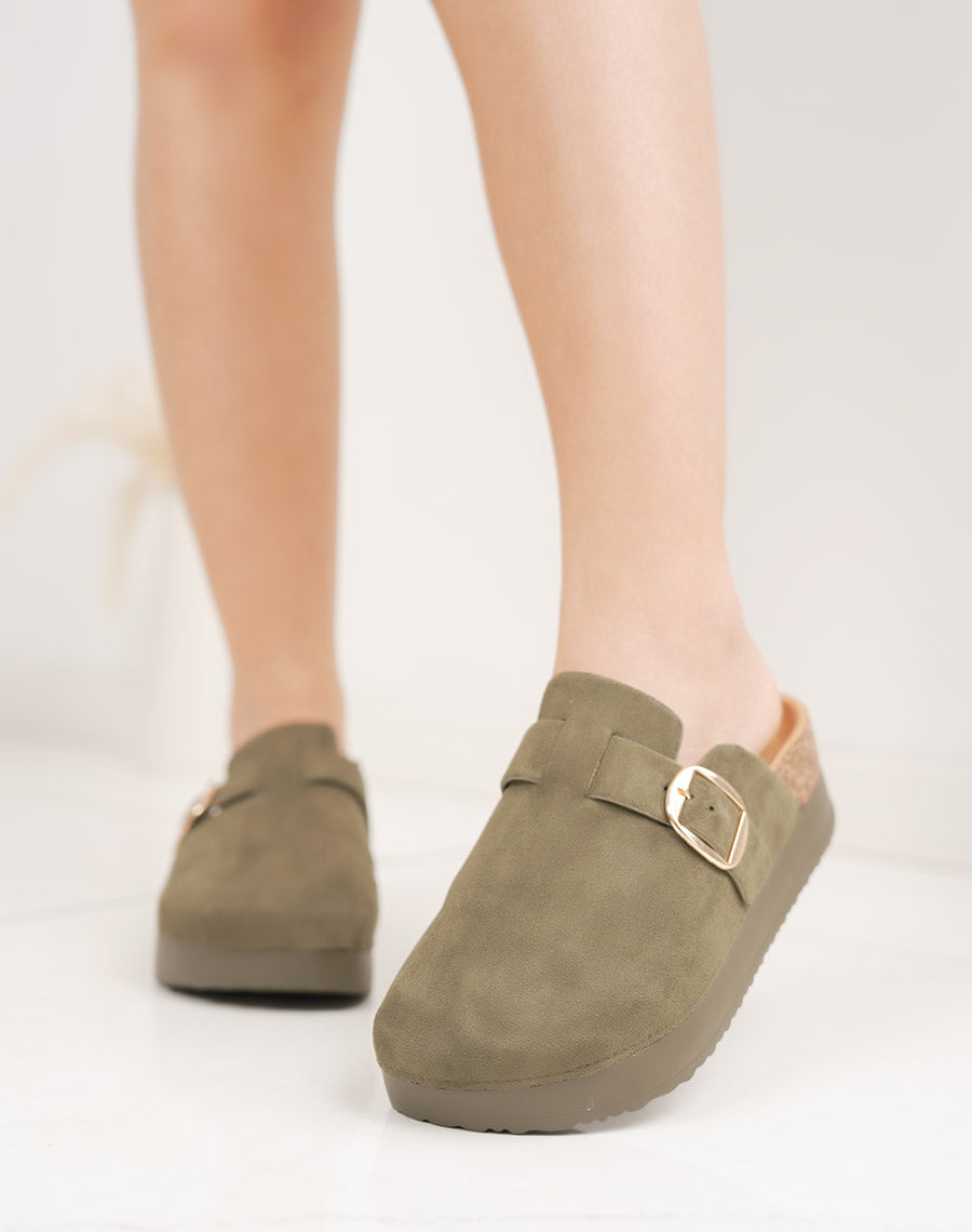 Mules fermées vert kaki en suédine à plateforme avec boucle dorée