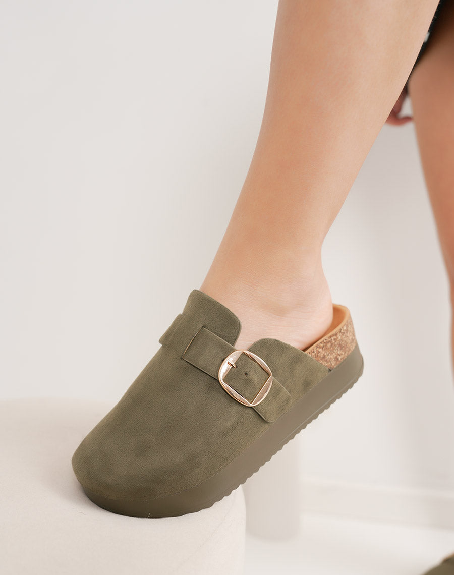 Mules fermées vert kaki en suédine à plateforme avec boucle dorée