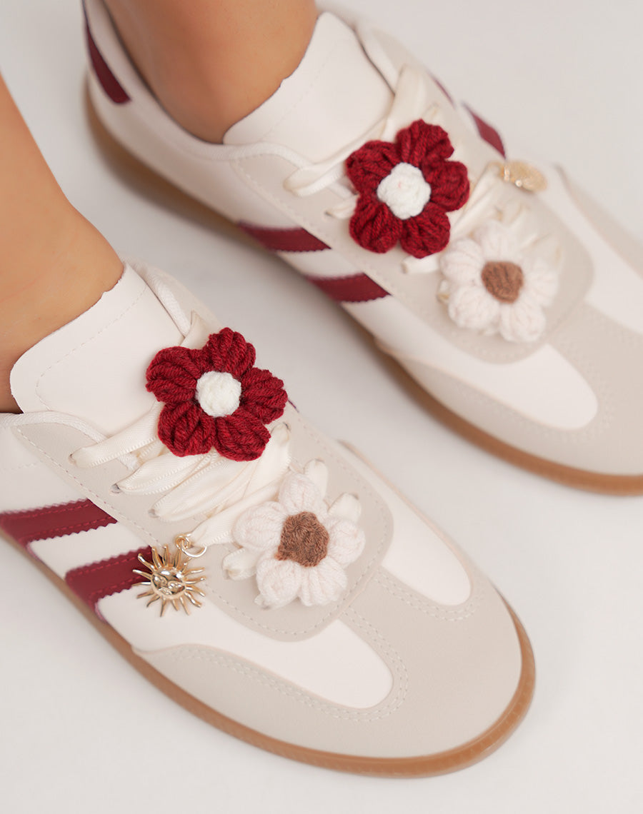 Basket femme beige à breloque fleur et détails bordeaux élégants