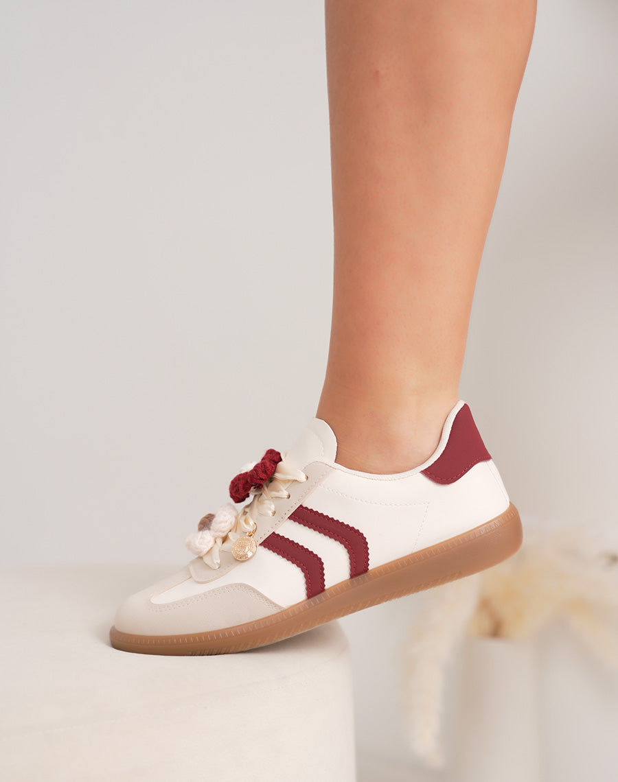 Basket femme beige à breloque fleur et détails bordeaux élégants