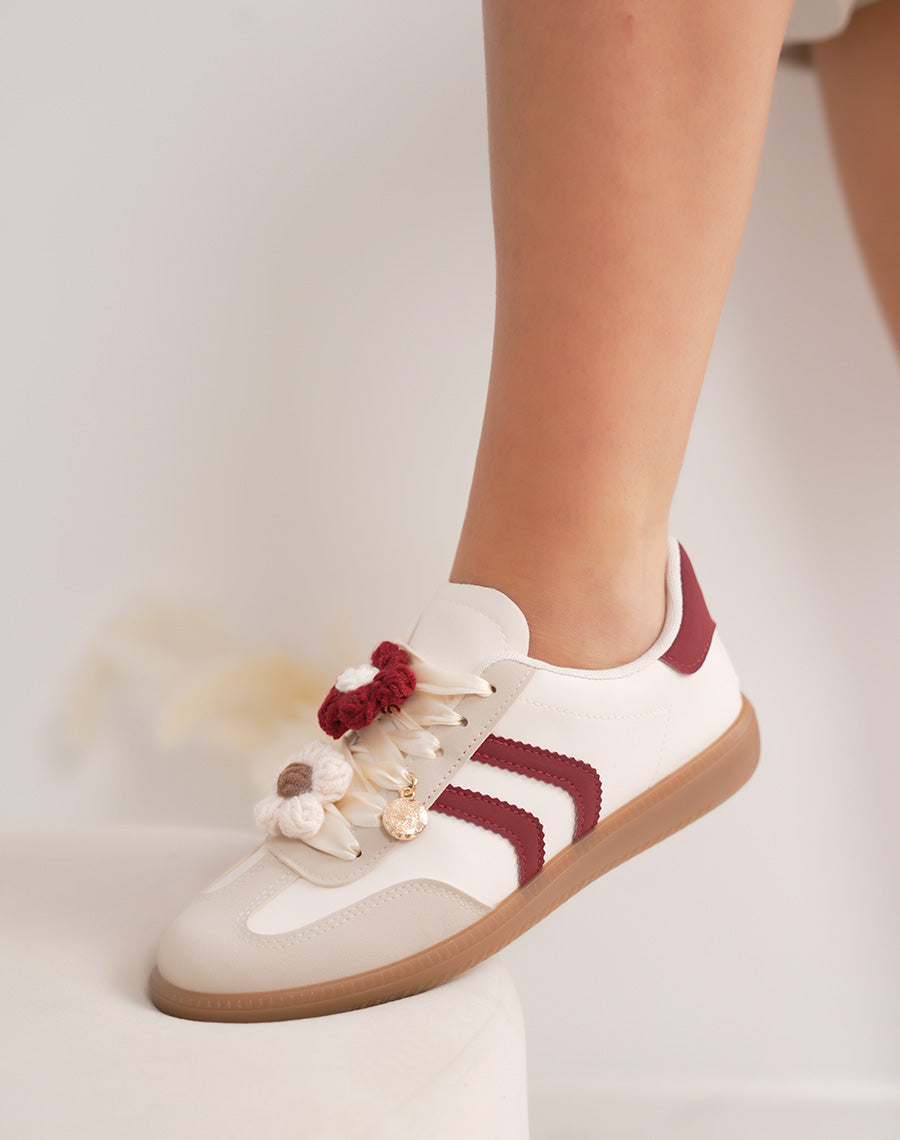 Basket femme beige à breloque fleur et détails bordeaux élégants