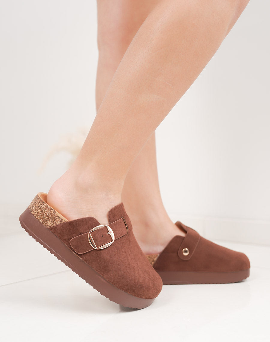 Mules fermées marrons en suédine à plateforme avec boucle dorée