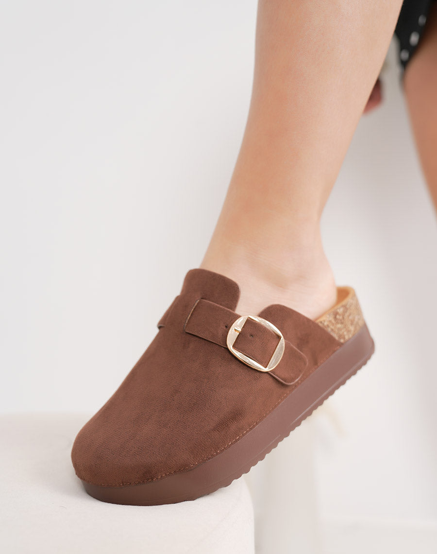 Mules fermées marrons en suédine à plateforme avec boucle dorée