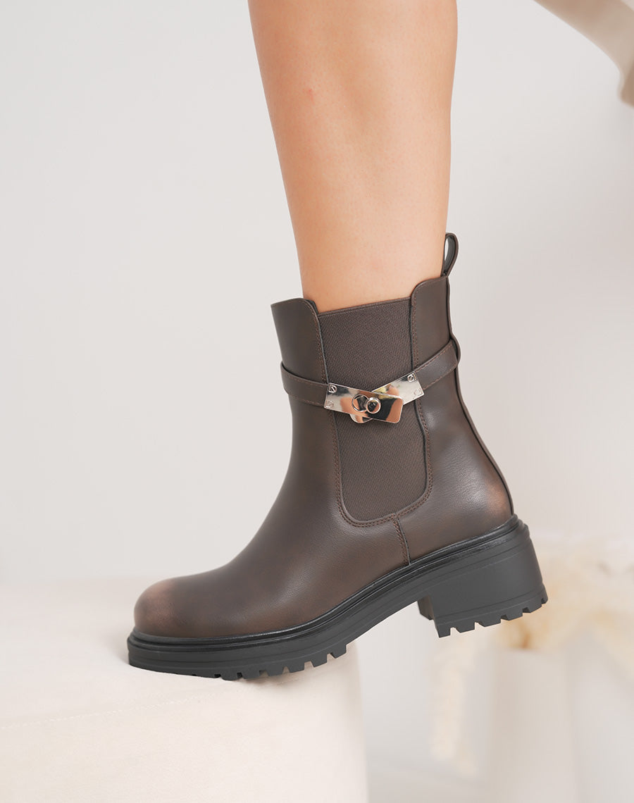 Bottines femme marron style Chelsea à lanière argentée et semelle crantée