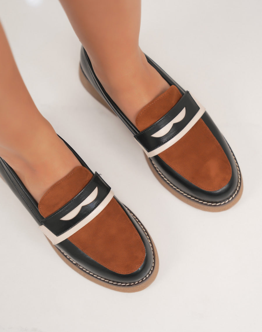 Mocassins femme noirs élégants avec empiècement camel et semelle marron claire