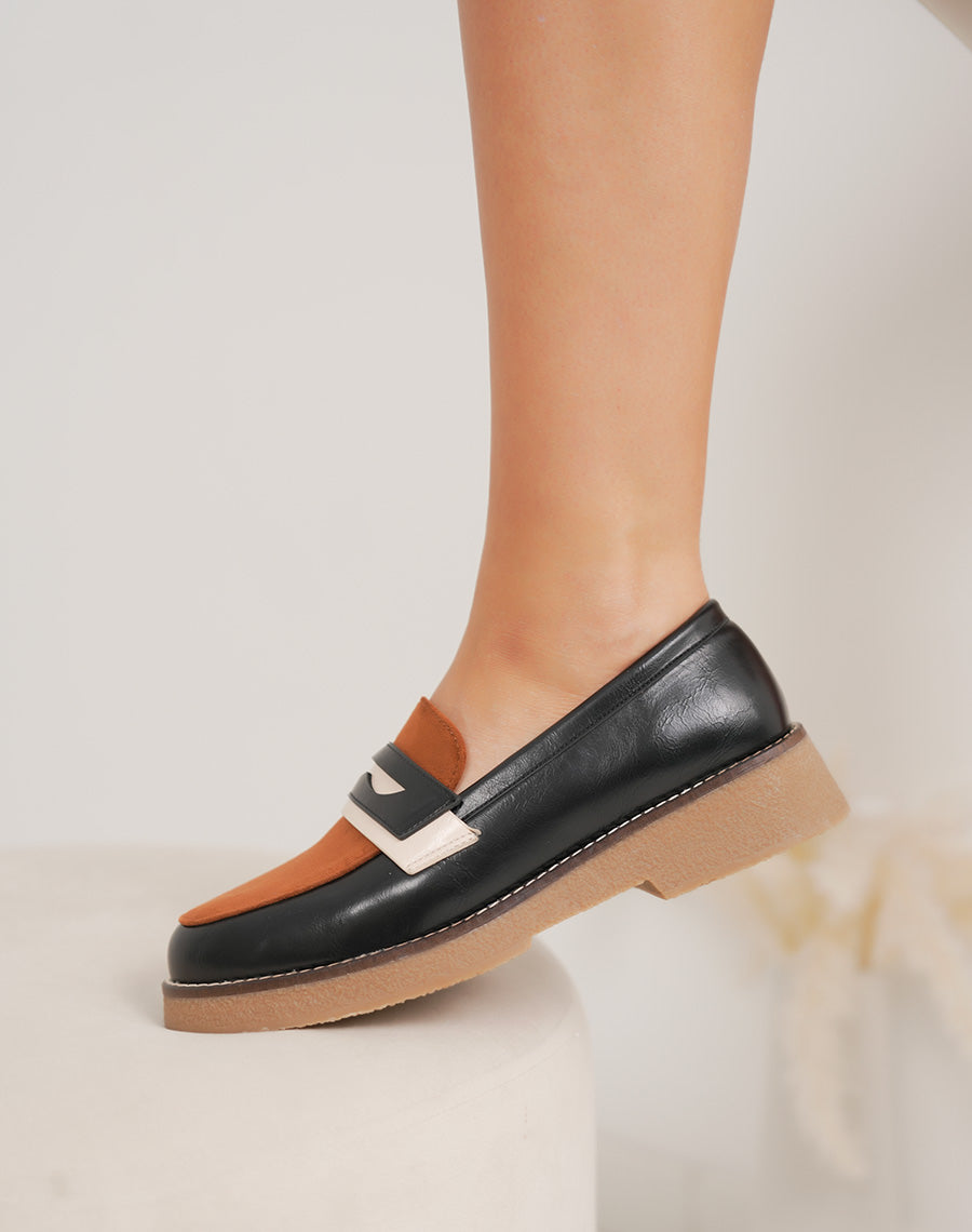 Mocassins femme noirs élégants avec empiècement camel et semelle marron claire