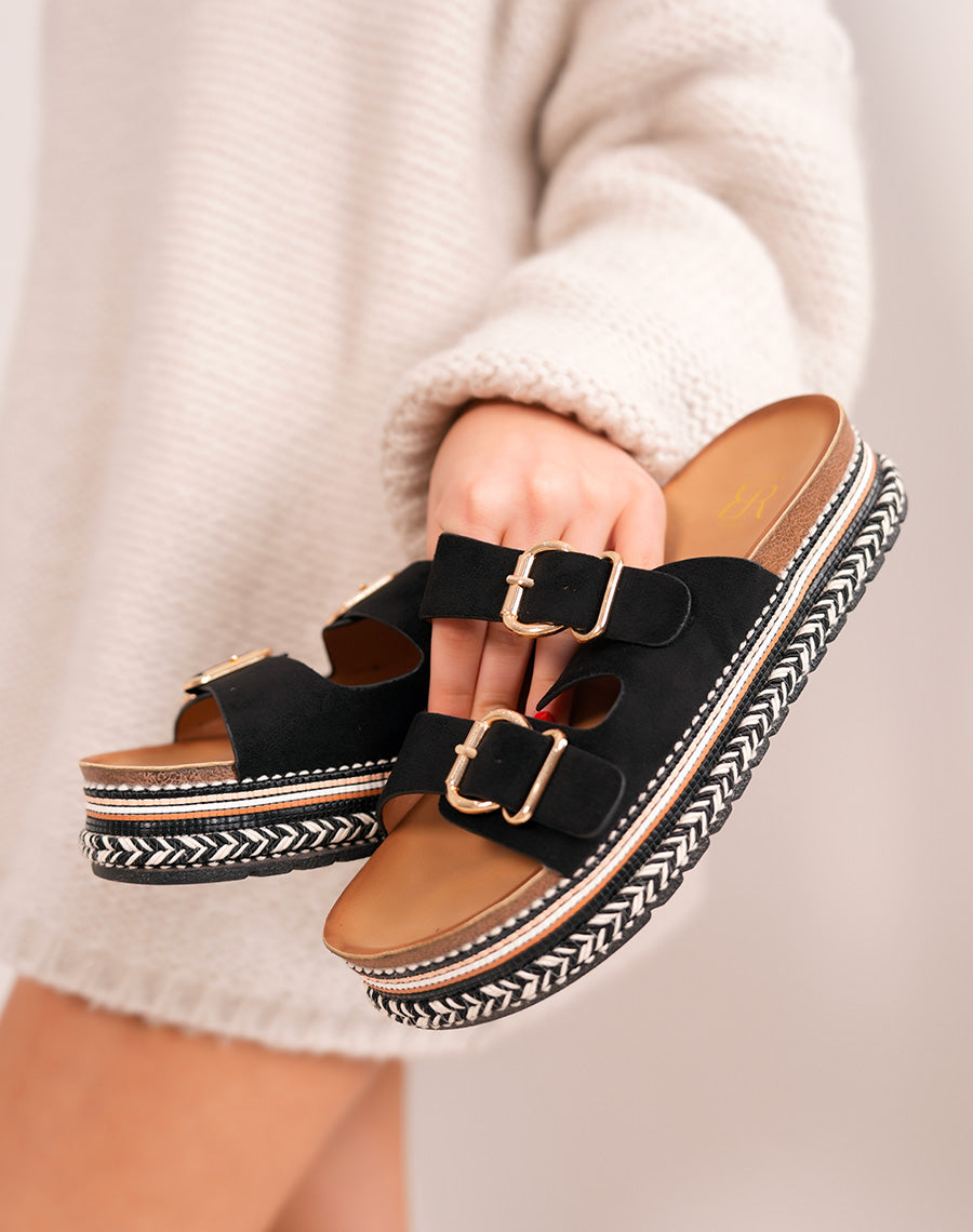 Mules femme noires en suédine tendance avec sangles dorées et plateforme tissée