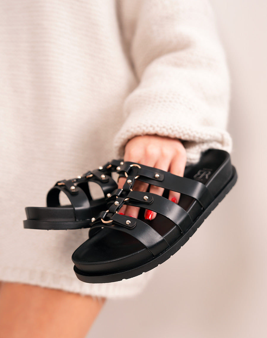 Mules femme noires élégantes à brides avec détails dorés et plateforme confortable