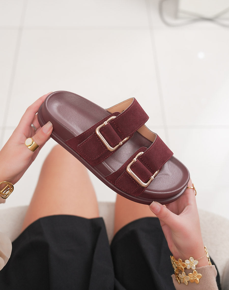 Mules bordeaux en suédine à double bride avec boucles dorées