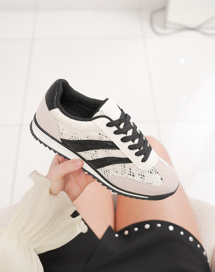Basket femme noir et beige tendance avec détails broderie et double rayures