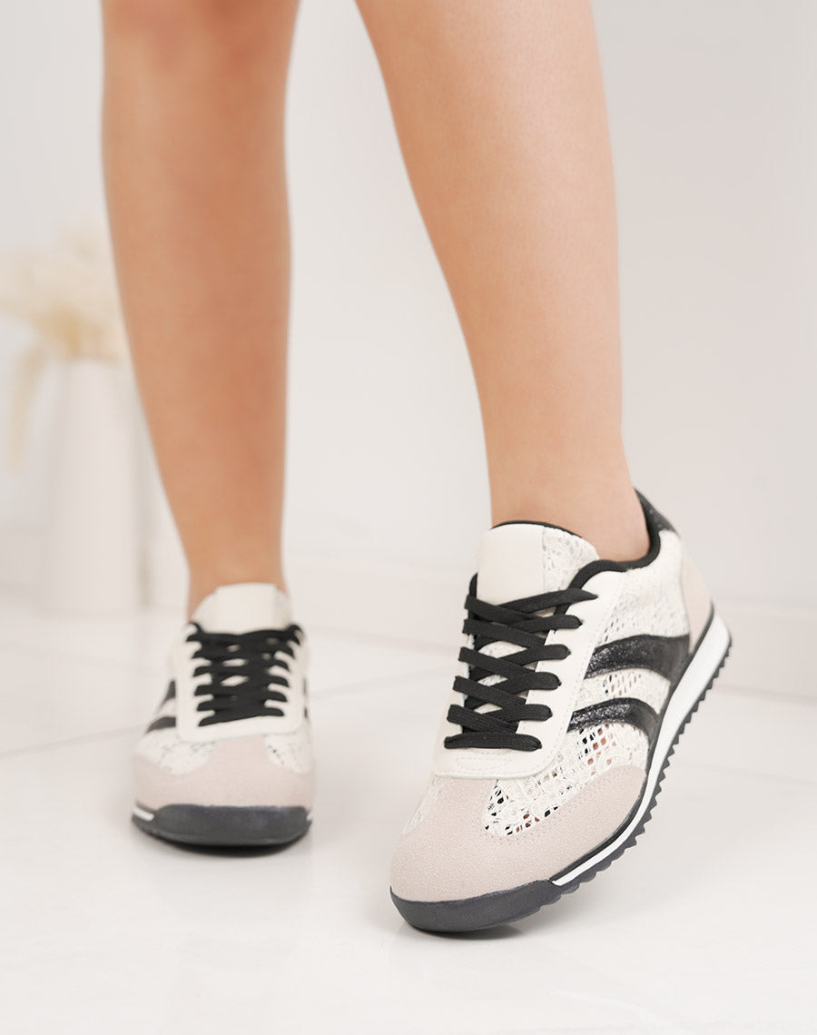 Basket femme noir et beige tendance avec détails broderie et double rayures