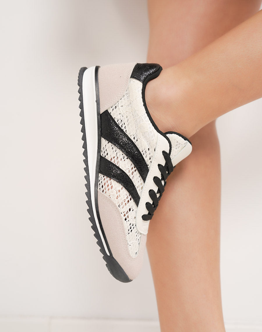 Basket femme noir et beige tendance avec détails broderie et double rayures