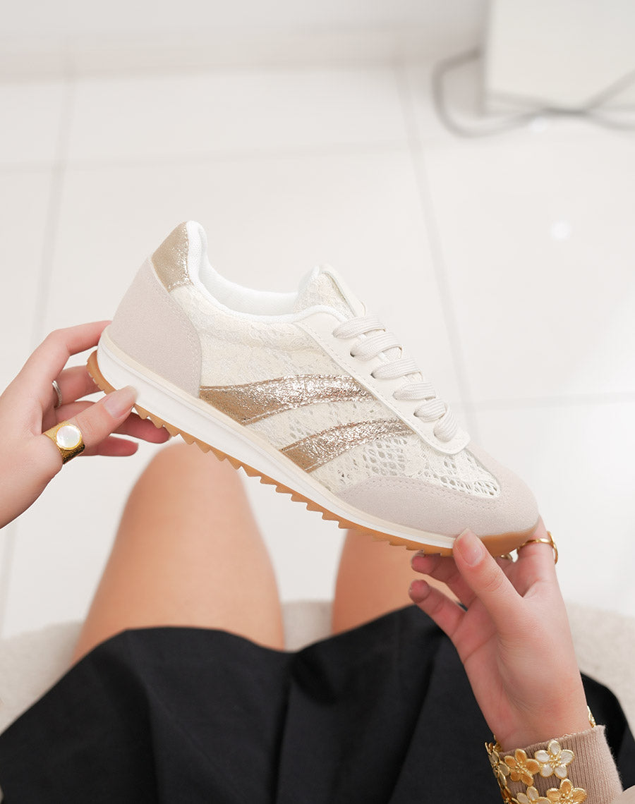 Basket femme beige élégante avec broderie et double rayures dorées pailletées