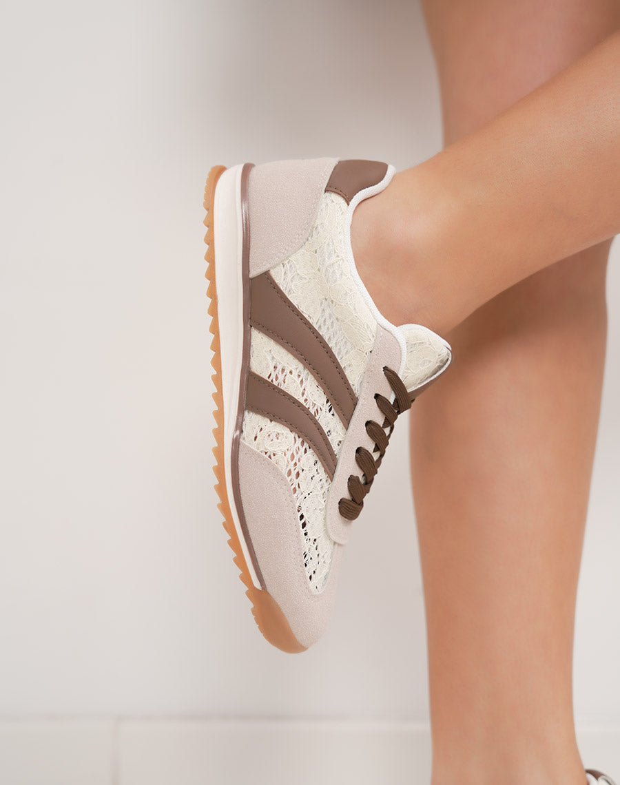 Basket femme beige et marron tendance avec broderie et double rayures