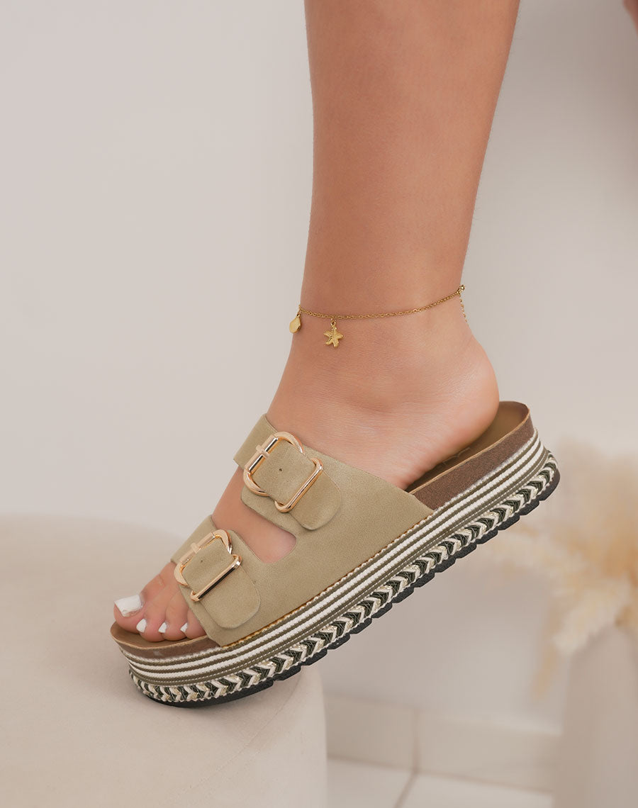 Mules femme vertes tendance en suédine avec double bride et plateforme tressée