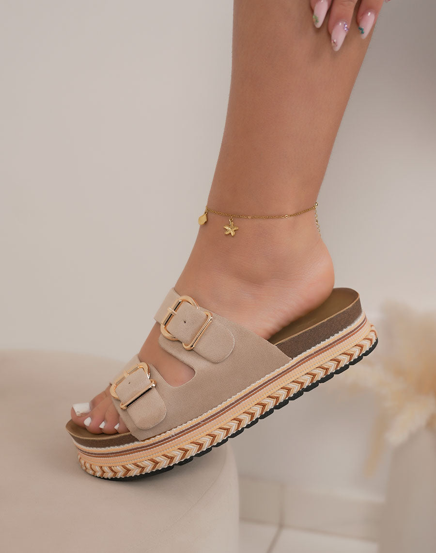 Mules femme beige élégantes en suédine avec double bride et plateforme tressée