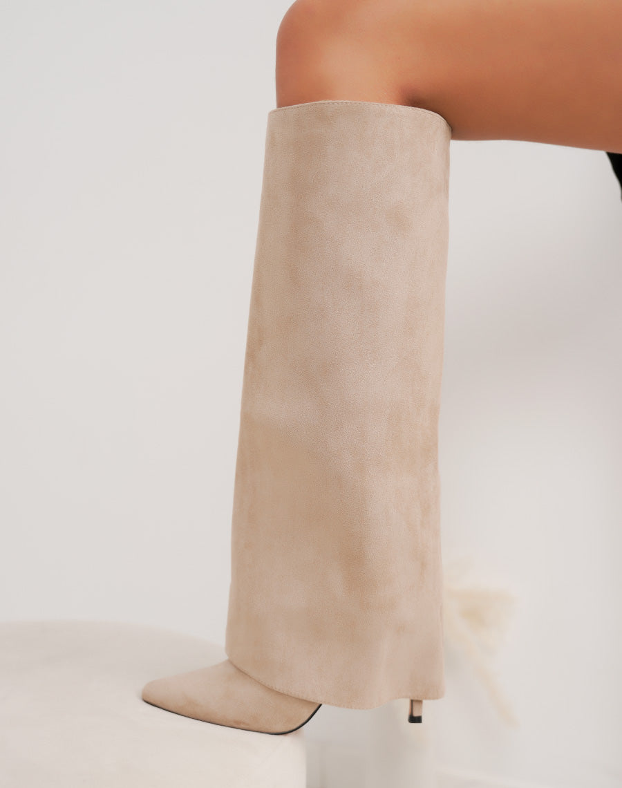 Bottes beiges en suédine avec talons aiguilles et bout pointu