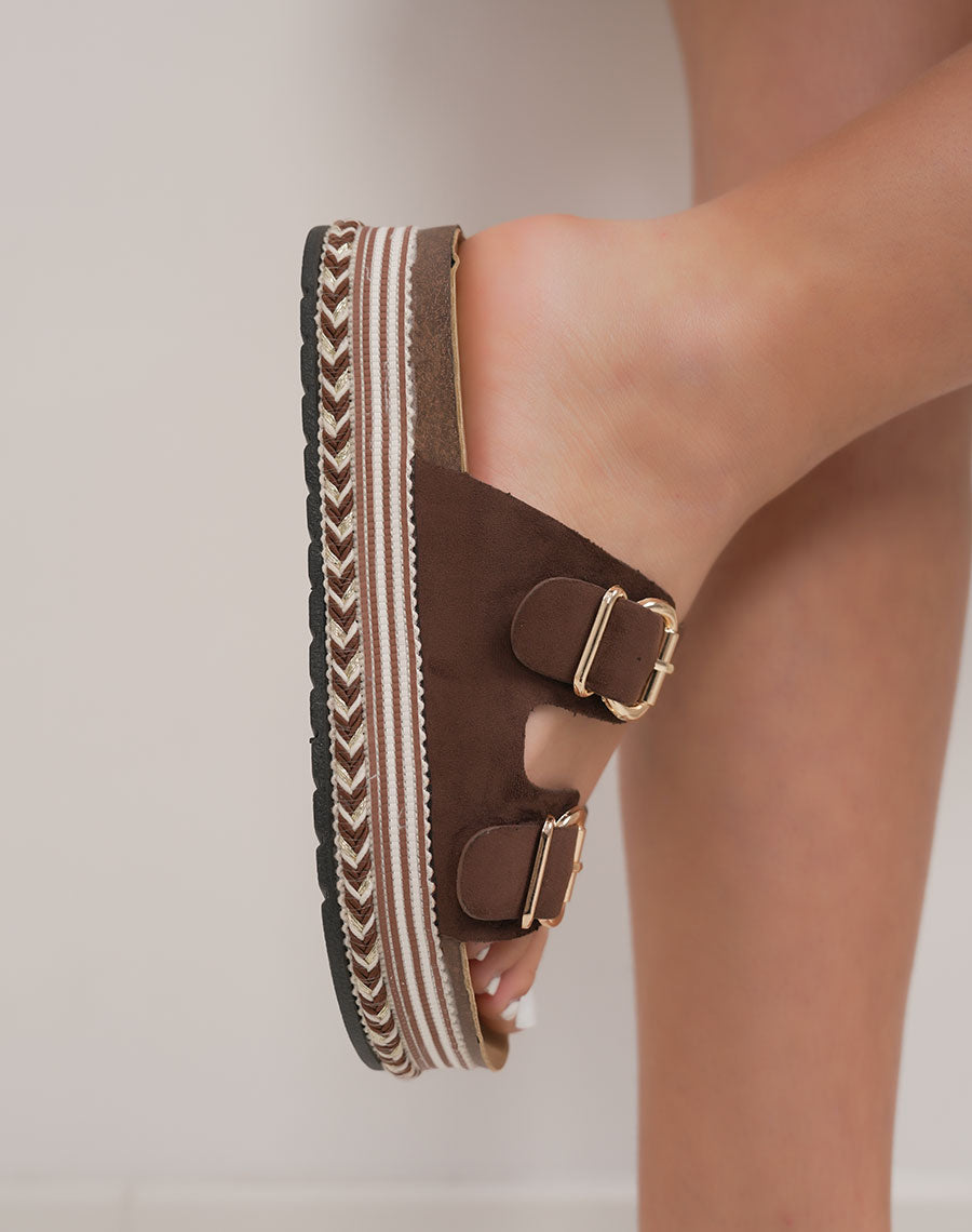 Mules femme marron tendance en suédine avec double bride et plateforme tressée
