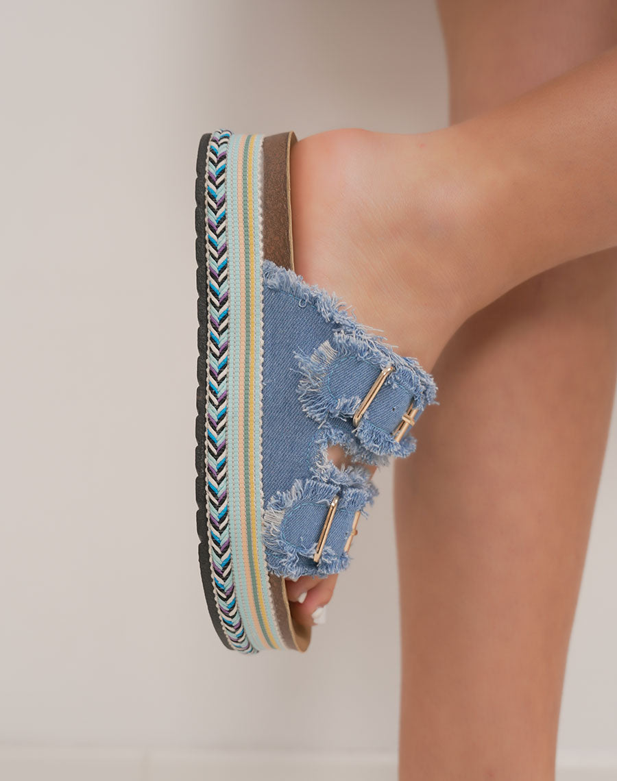 Mules femme bleu clair tendance en jean avec double bride et plateforme tressée
