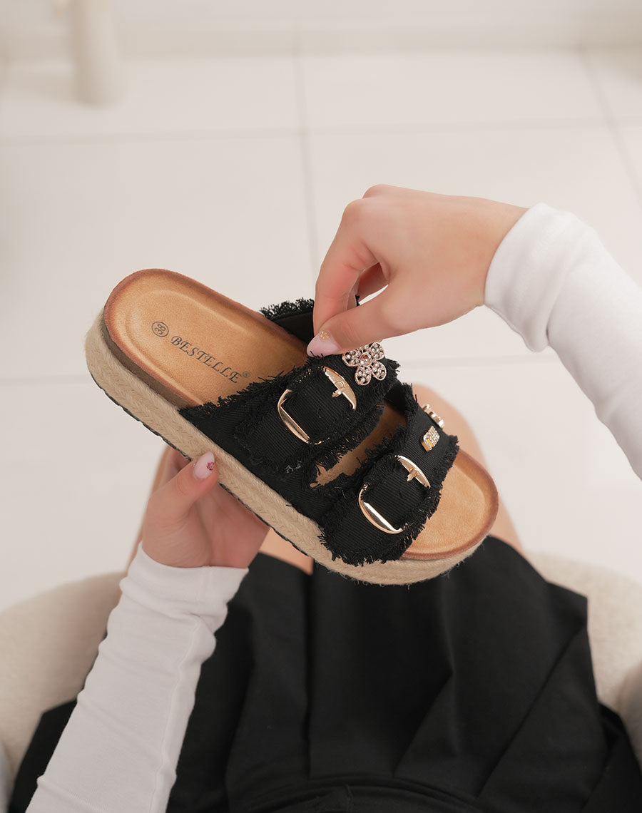 Mules femme noires tendance en jean avec bijoux dorés et plateforme tressée beige