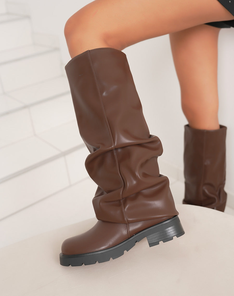 Bottes marron à revers avec semelles crantées et doublure chaude
