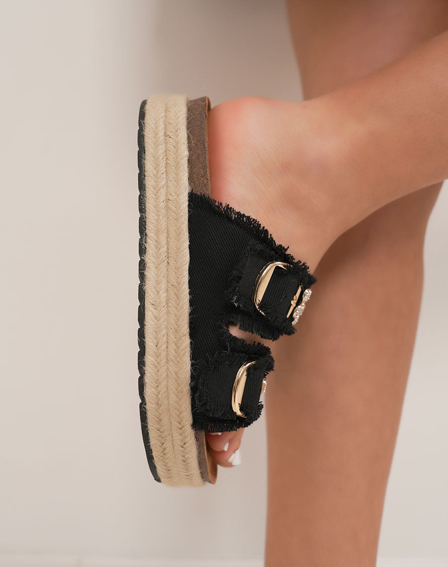 Mules femme noires tendance en jean avec bijoux dorés et plateforme tressée beige