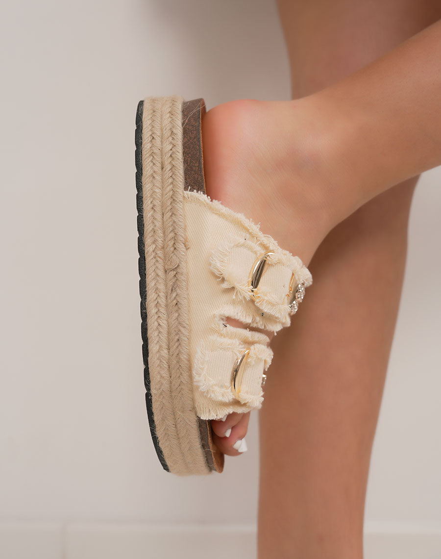 Mules femme beige tendance en jean avec bijoux dorés et plateforme tressée