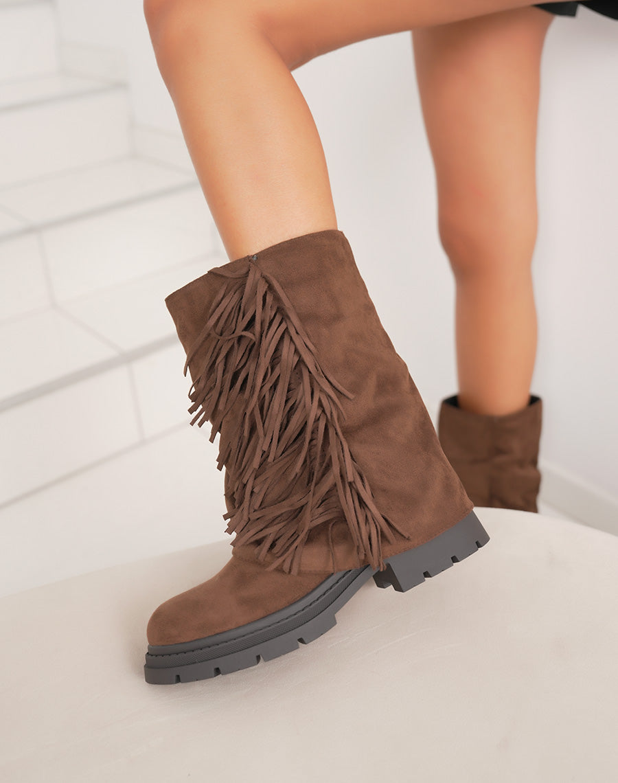 Bottines marron en suédine à franges et semelle crantée
