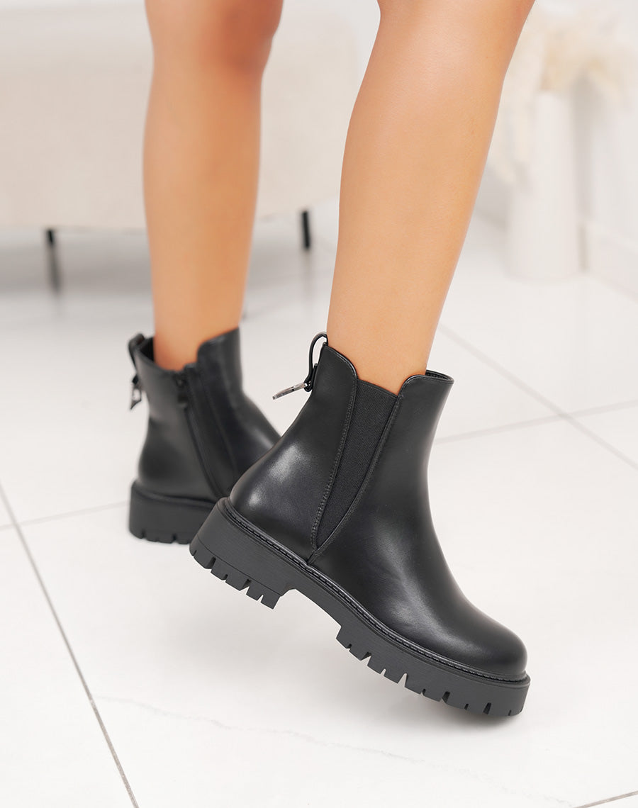 Bottines noires fourrées bijou argenté
