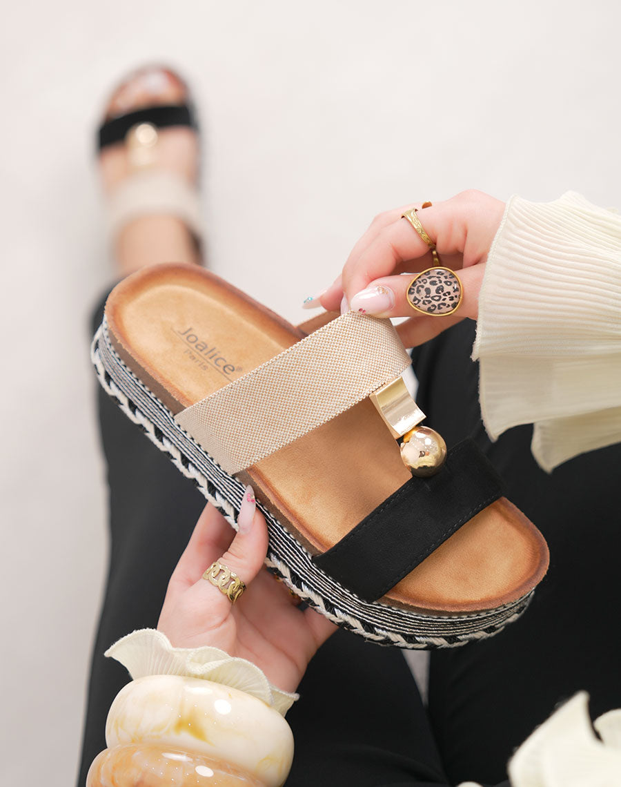 Mules femme noires et beiges tendance à plateforme tressée avec bijou doré