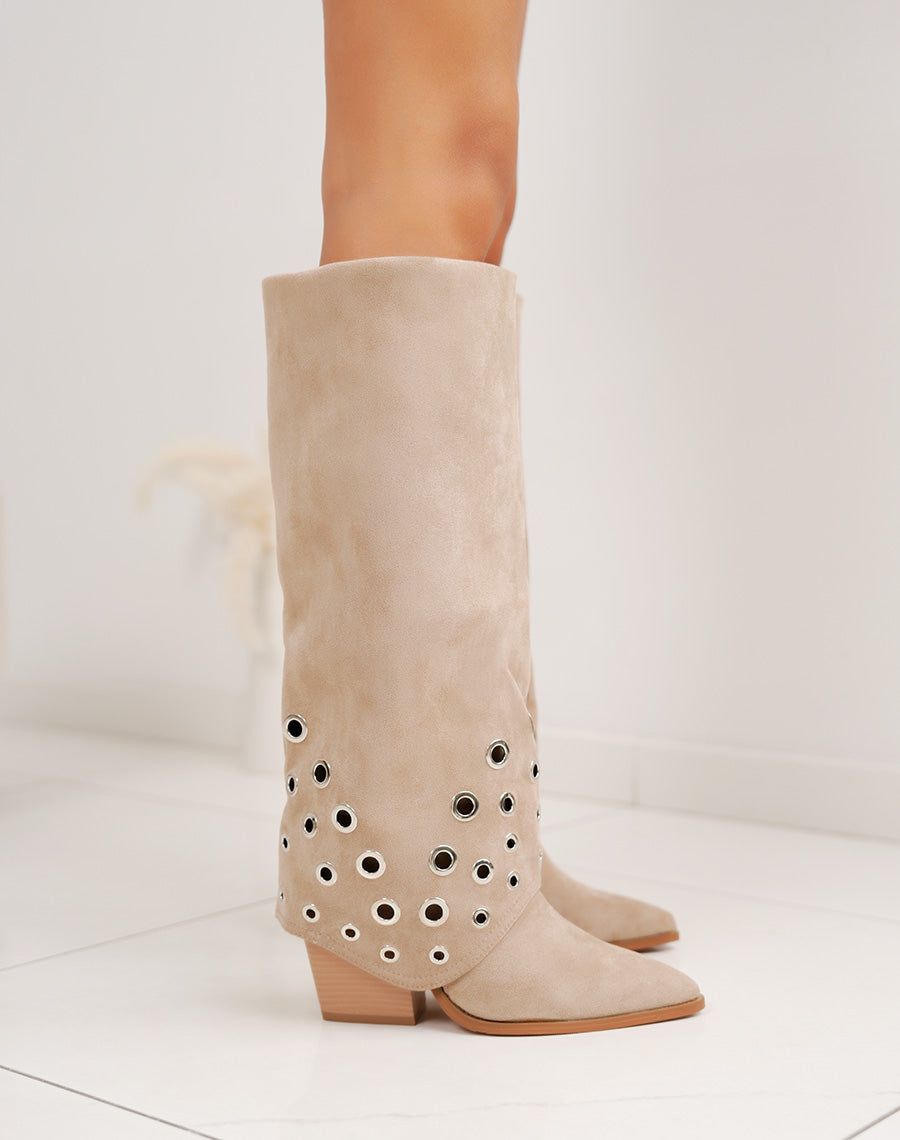 Bottes femme beiges tendance en suédine à talon biseauté avec œillets argentés