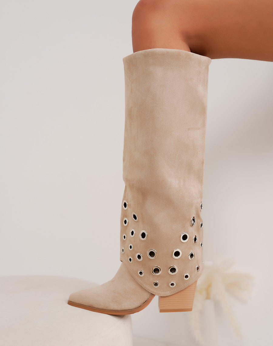 Bottes femme beiges tendance en suédine à talon biseauté avec œillets argentés