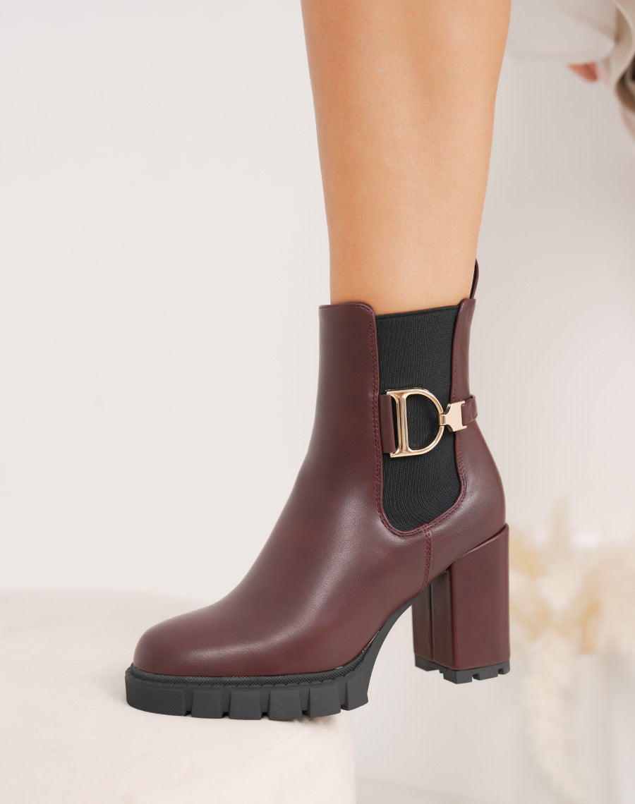 Bottines femme bordeaux style Chelsea à talons hauts avec détail doré et semelle crantée