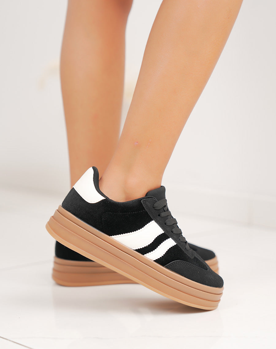 Baskets noires femme à lacets avec bandes blanches et semelle marron plate