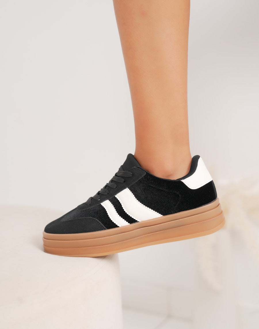 Baskets noires femme à lacets avec bandes blanches et semelle marron plate