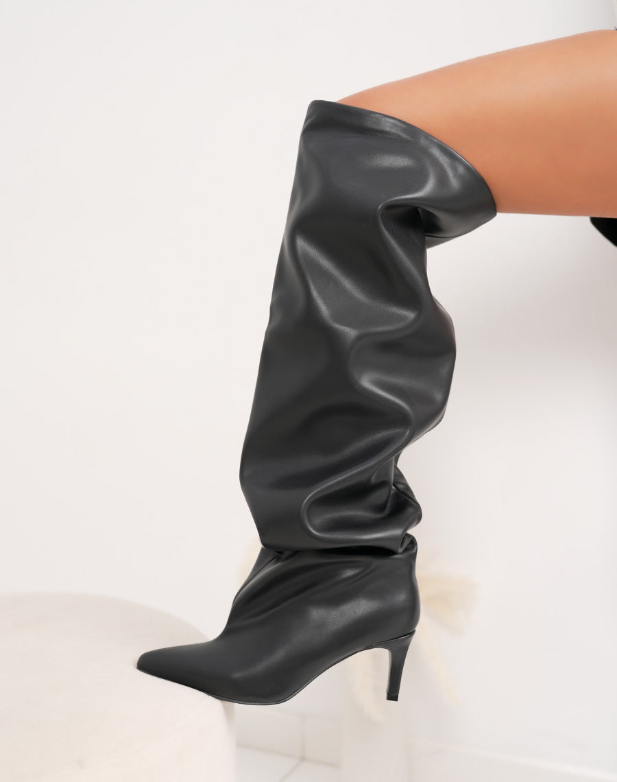 Cuissardes noires à tige large avec talon aiguille moyen et bout pointu