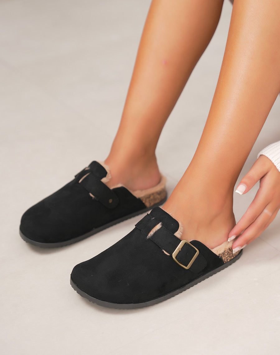 Mules noires fourrées avec sangle décorative