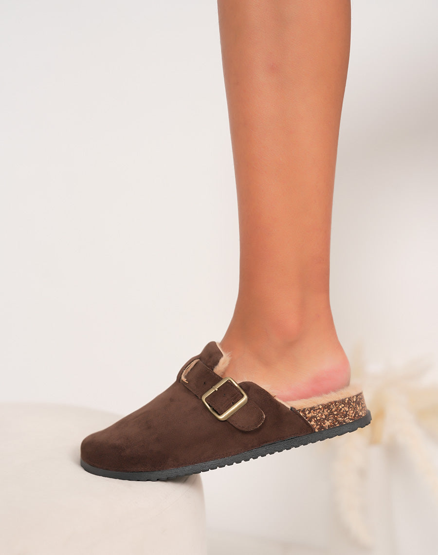 Mules marron fourrées avec sangle décorative