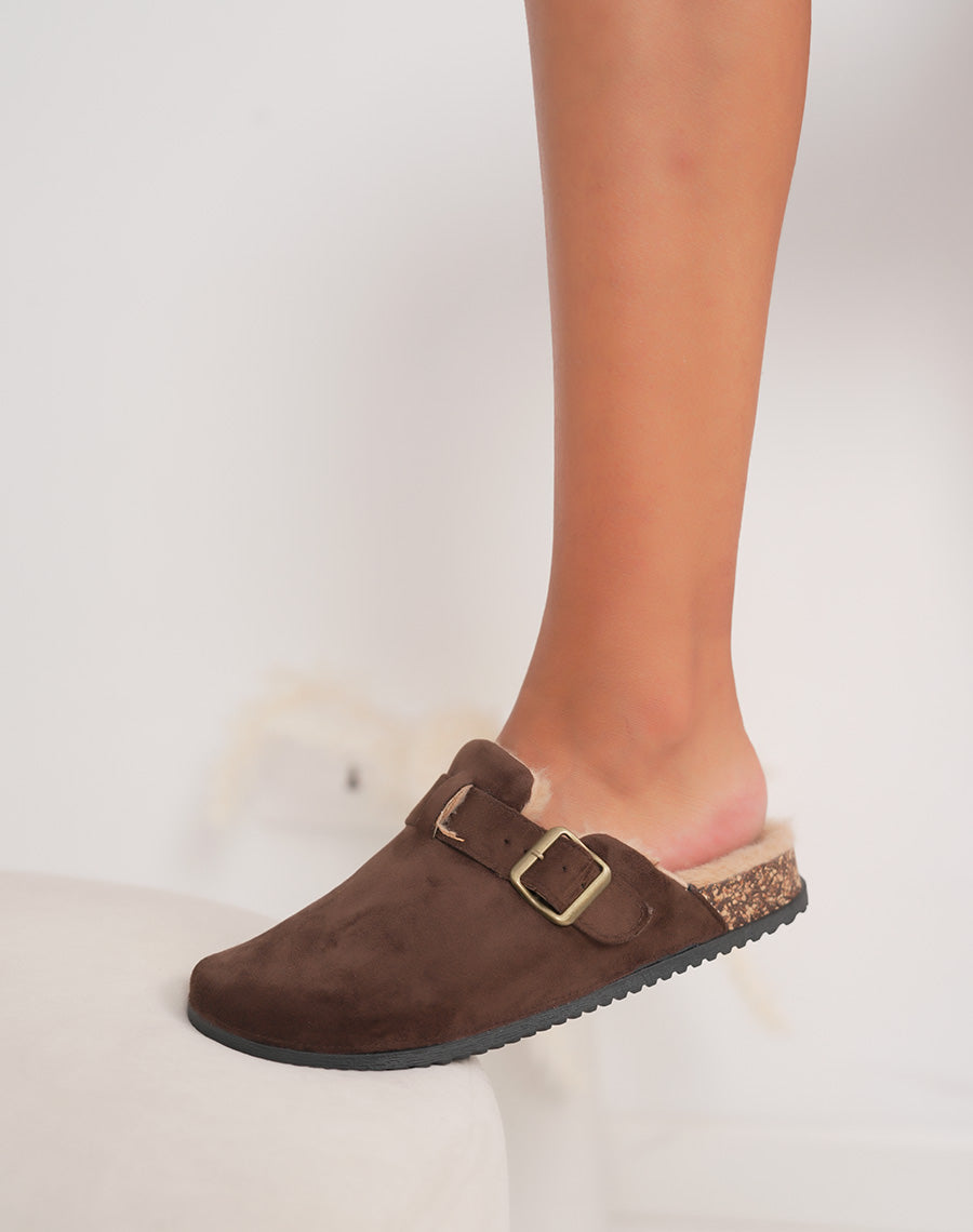 Mules marron fourrées avec sangle décorative