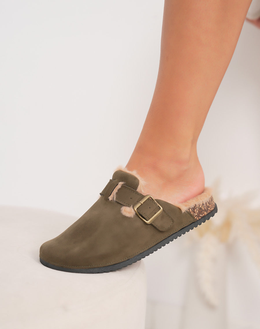 Mules kaki fourrées avec sangle décorative