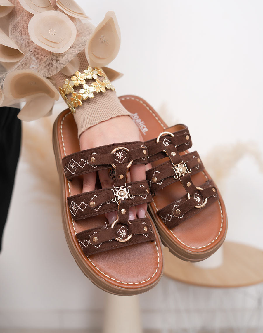 Mules femme marron tendance à triple brides brodées avec bijou soleil doré et plateforme crantée
